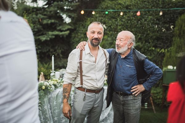 Георги Чапкънов заедно със сина си Тодор на сватбата му    СНИМКИ: ЛИЧЕН АРХИВ