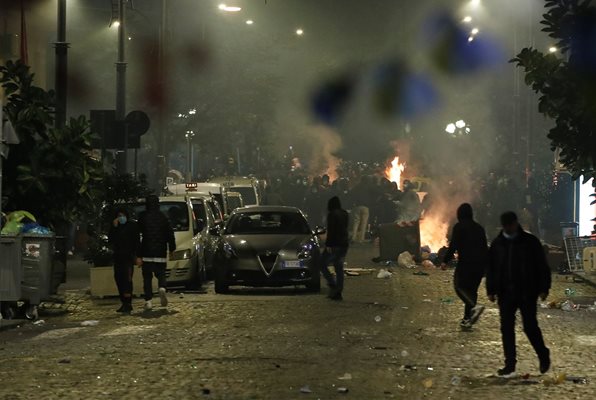 Полицията използва сълзотворен газ срещу протестиращите. / Снимки Ройтерс