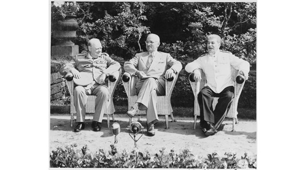 Чърчил и Труман решили да кажат на Сталин за "адското" оръжие след конференцията в Потсдам. 