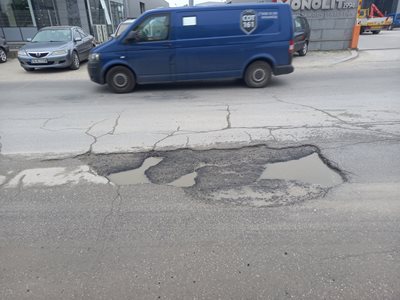 Докато пловдивските улици са покрити с дупки, общината ще губи дела. СНИМКА: Румен Златански