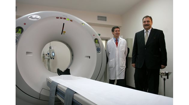 НОВА АПАРАТУРА: Открива томограф в Националната кардиологична болница по времето, когато е министър.
