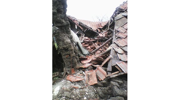 С тази снимка на част от рухналата къща на баба Станка Иванова кметът на общината Генчо Колев е илюстрирал своя призив за помощ във Фейсбук.