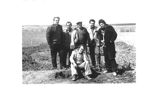 Първият ден от разкопките в местността Кастана. (От ляво надясно: Тотю Тотев, Иван Йорданов, пазачът, Ст. Витлянов, Константин Тотев, до тях е седнал Стойчо Бонев).