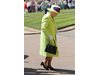 Кралица Елизабет II в ослепителен жълт тоалет на сватбата на принц Хари (Снимки)