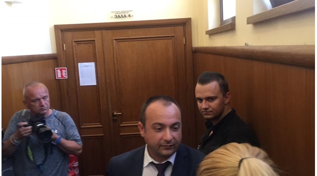 В апелативния спецсъд пристигна и Кристиян Бойков (на заден план) заедно с адвокат, тъй като искаше да бъде разпитан. Магистратите обаче отказаха.