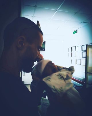 Наум Шопов прегръща новородената си дъщеря. 
Снимки: Личен профил на Наум Шопов във фейсбук