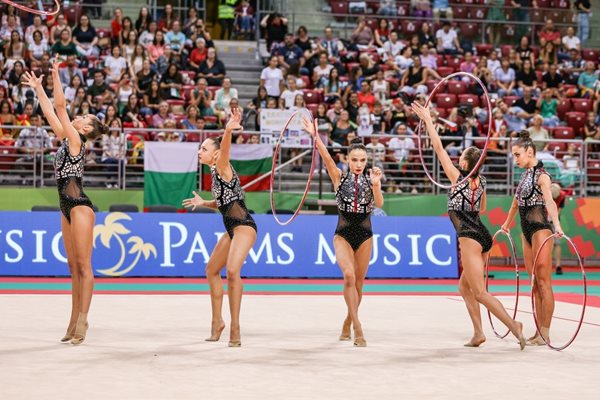 Българският ансамбъл по време на съчетанието с пет обръча в многобоя на световното първенство по художествена гимнастика в София. СНИМКИ: LAP.BG