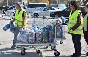 Пловдивчани събират близо 20 тона капачки за детска линейка