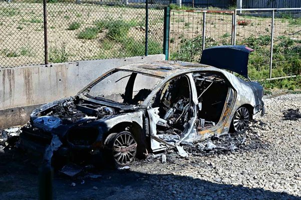 Изгорелият автомобил, който се смята за свързан с убийство на чужденец в "Св. св. Константин и Елена" Снимка: Орлин Цанев