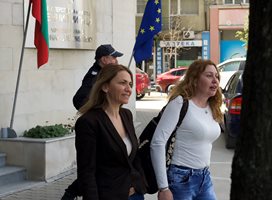 Петя Банкова (вляво) излиза от сградата на Агенция “Митници” заедно с адвоката си Аделина Натина след претърсванията там. След това тя отиде на разпит в антикорупционната комисия.