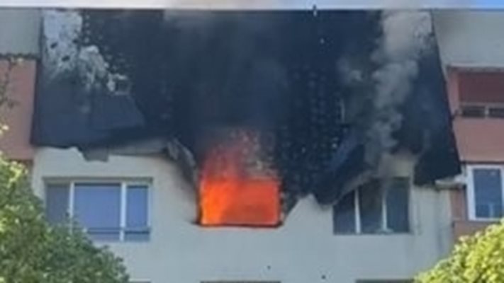 Мъж спаси деца от горящ апартамент