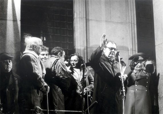 14 декември 1989 г. Петър Младенов се кара на хората от митинга