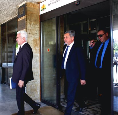 Тримата лидери на “Обединени патриоти” излизат от централата на ГЕРБ след преговори с Бойко Борисов и Цветан Цветанов в началото на мандата.