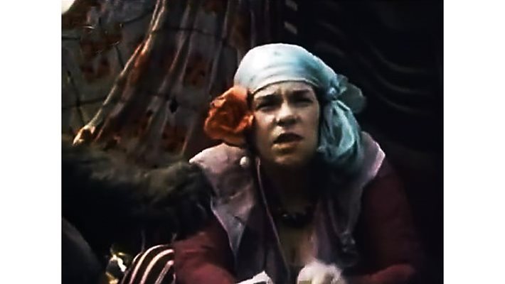 Стоянка Мутафова в ролята на циганката във филма “Бягство в Ропотамо”, която “не й познава” до колко години ще доживее