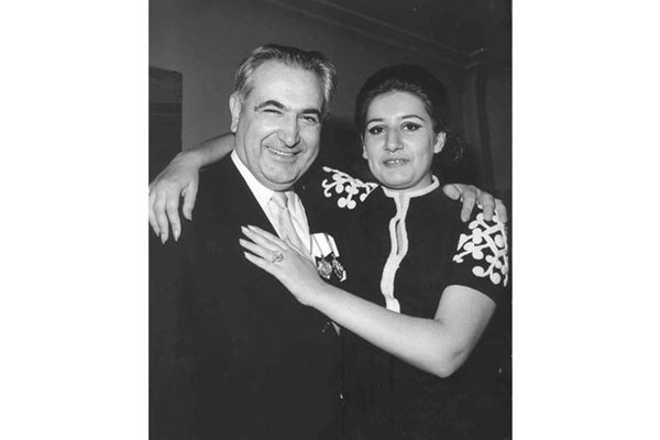 Васа Ганчева с баща си - земеделския лидер и дипломат Лалю Ганчев. Майка й е била журналист, главен редактор на модното списание "Лада".