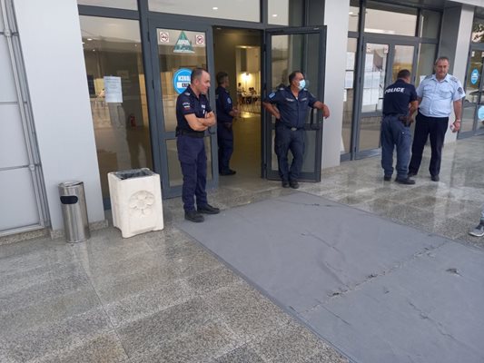 Полиция пази пред палата №7