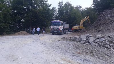 Пътят Загражден- Белица бе започнат и спрян заради изразходване на средствата. Ново обществена поръчка не е пусната.