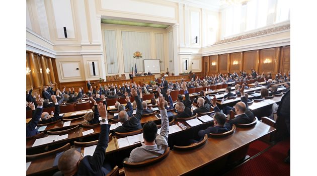 Народните представители в пленарна зала СНИКА: "24 ЧАСА"