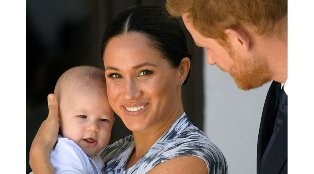 Двойката не разпространи снимка на новородената си дъщеря. Синът им Арчи придружаваше принц Хари и съпругата му в Южна Африка през 2019 г., откогато са последните му публични снимки.