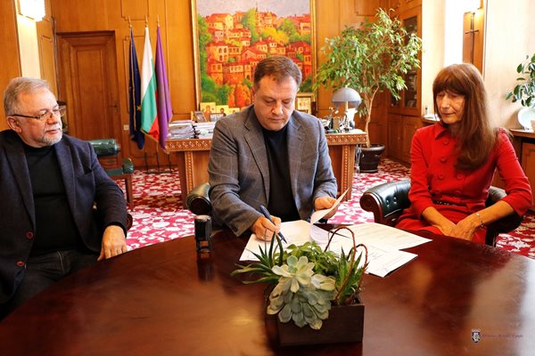 Нов колективен трудов договор с учителските синдикати подписа кметът Даниел Панов