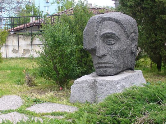 От половин век до родната къща на Гео Милев в Раднево е неговият гранитен паметник, дело на склуптора Иван Варчев. 
СНИМКИ: АВТОРЪТ
