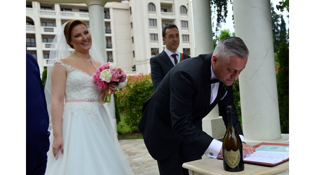 Младоженецът Божидар Лукарски полага подпис в брачното свидетелство под взора на кмета Димитър Николов.