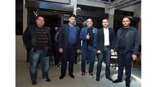 Чоков празнува с представители на ДПС в района. Вторият от ляво на дясно е задържаният вчера лидер на ДПС в Бяла Слатина Касъм Касъмов.