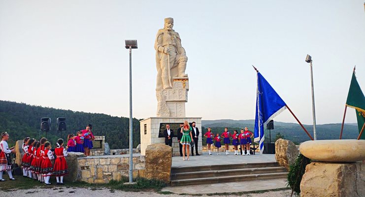 Песни и танци огласиха Вълчова поляна, където е единственият паметник на Вълчан войвода

Снимка: Община Елена