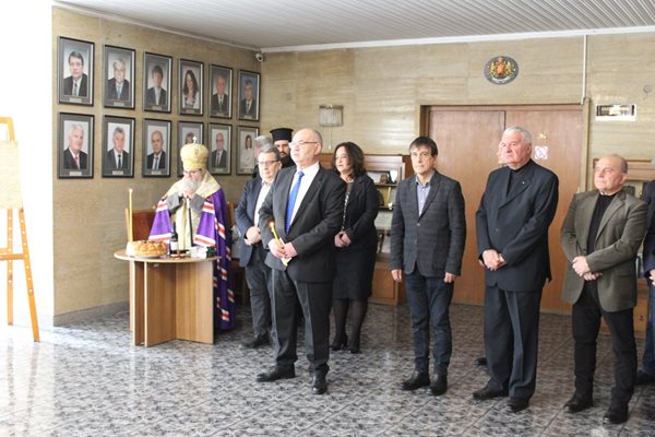 Настоящият областен управител Георги Гугучков приветства предшествениците си на тържество в администрацията

Снимки: Областна управа - Велико Търново
