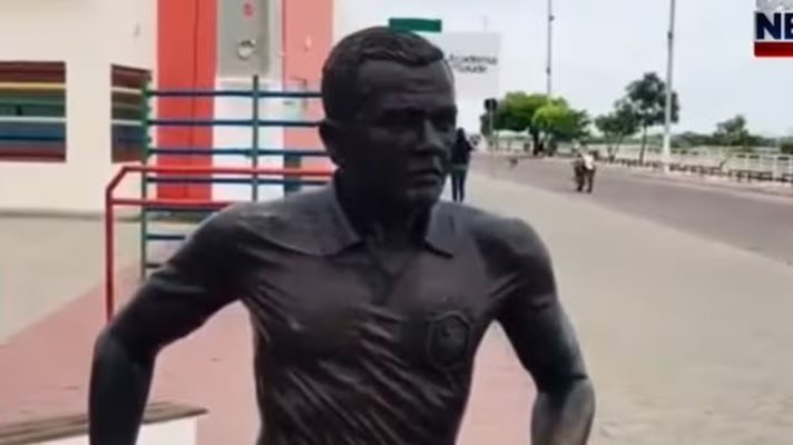 Премахват статуята на Дани Алвеш в родния му град