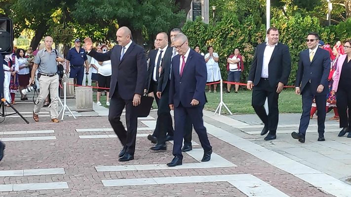 Румен Радев пристигна на пл. "Възраждане" следван от бившите служебни министри Явор Гечев и Александър Пулев