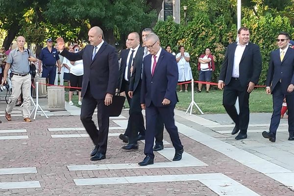 Румен Радев пристигна на пл. "Възраждане" следван от бившите служебни министри Явор Гечев и Александър Пулев