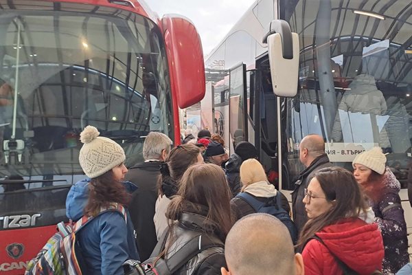 Софиянци тръгнаха към родните си места за празниците Снимка: Велислав Николов