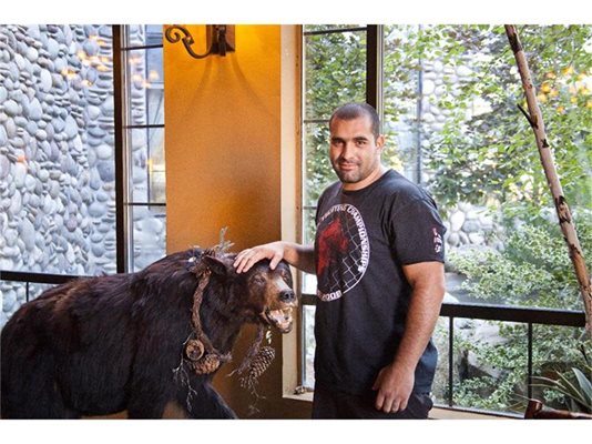 ММА боецът Благой Иванов позира до препарирана мечка гризли в планински хотел в САЩ.
СНИМКИ: ЛИЧЕН АРХИВ
