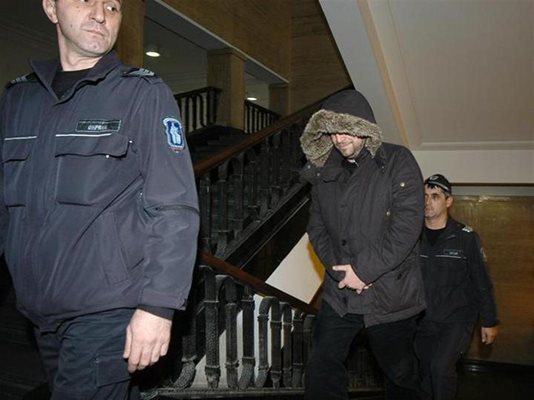 Цветелин Кънчев отива на среща с градския прокурор Кокинов и заместника му Василев.
СНИМКИ: ГЕРГАНА ВУТОВА