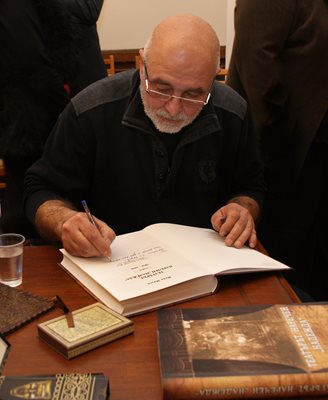 Актьорът Иван Митев раздава автографи с книгата си