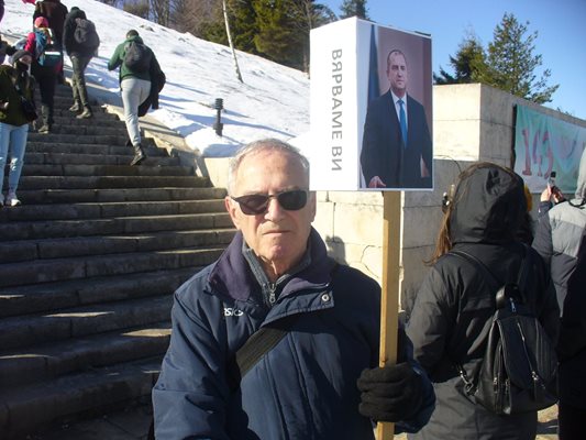 Гражданин от Варна дойда днес на Шипка, за да подкрепи президента Румен Радев.
