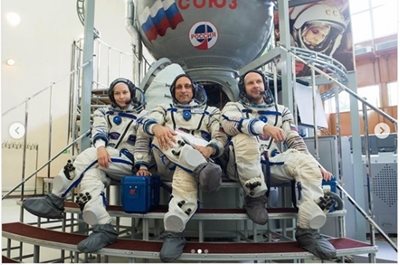 Режисьорът Клим Шипенко и актрисата Юлия Пересилд излетяха с космонавта Антон Шкаплеров, който пилотира "Съюз МС - 19" СНИМКА: Инстаграм