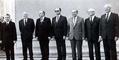4.12. 1988 г. Последната среща на лидерите на страните от Варшавския договор. От ляво на дясно: Чаушеску, Кадар, Горбачов, Ярузелски, Живков, Хонекер, Хусак...