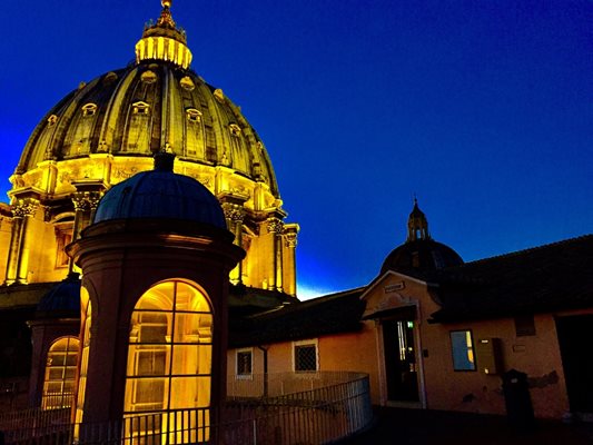 Куполът на “Свети Петър” - Ватикана.