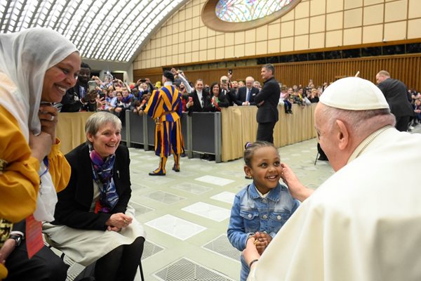Папа Франциск се срещна с бежанци във Ватикана
Снимка Ройтерс