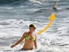 Германска актриса с ужас видя тигрова акула до себе си на плаж във Флорида
