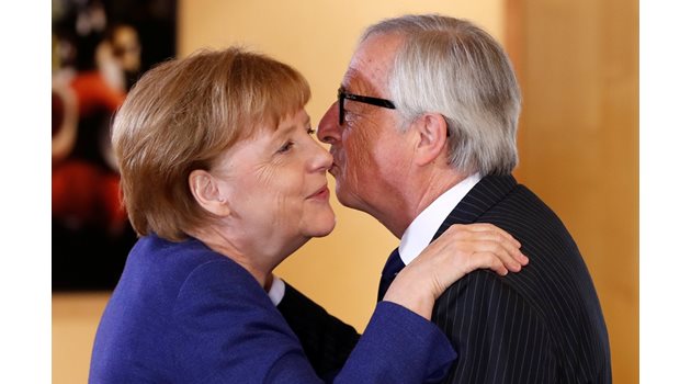 Жан-Клод Юнкер посрещна с целувка Ангела Меркел на срещата за спасяването и? като канцлер.
