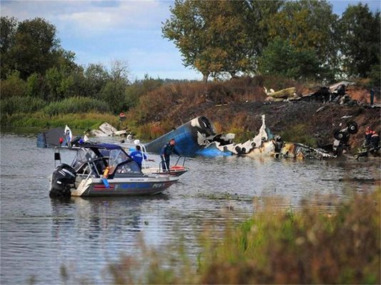 Спасителни екипи претърсват останките на самолета, паднал край Ярославъл.