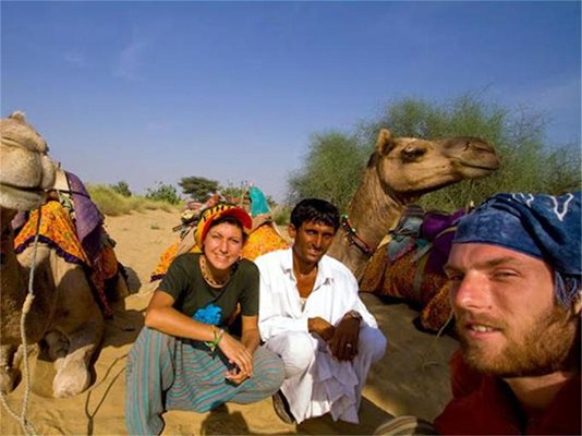 Лора и Гената в индийската пустинята Тур, която прекосили с камили.