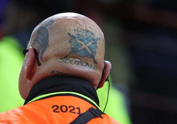 Камерата е уловила татуировките по главата на шотландски стюар, съблядав за реда на мача "Хартс" - "Фиорентина".