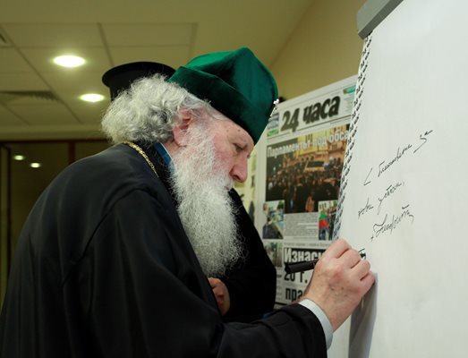 Патриархът оставя пожелание за “24 часа”, след като е осветил новата редакция на вестника.