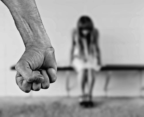 Всяка трета жена между 18 и 29 години е била насилвана от партньора си