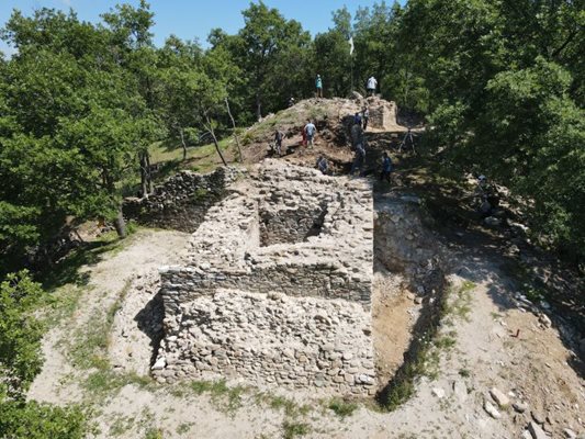 При разкопките край крумовградското село Храстово бяха разкрити масивни крепостни съоръжения.