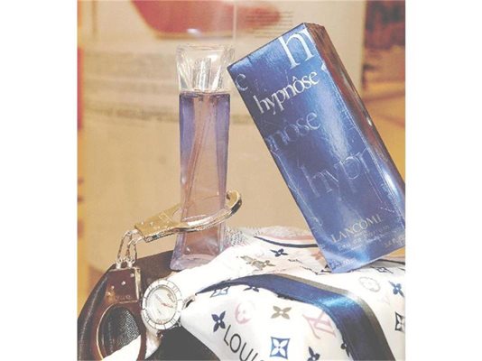 Фалшивият парфюм "Хипноуз" перфектно имитира опаковката на оригинала.
СНИМКА: ДЕСИСЛАВА КУЛЕЛИЕВА